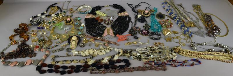 Large Group Of Costume Jewelry (1 of 9)