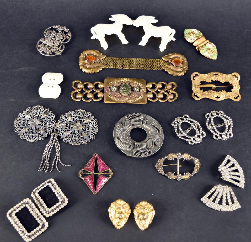 Group Of Ribbon Buckles & Shoe Buckles: Consisting Of Four Sets Of Shoe Clips In Goldtone Lions, Rhinestones And Cut Steel. Along With Ten Ribbon And Belt Buckles In Silvertone, Brass, Plastic, Cut Steel And Mother Of Pearl. No Hallmarks, T