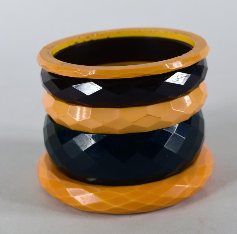Five Bakelite Diamond Bracelets: Featuring Two Are Honey, One Butterscotch, A Black And A Brown. The Narrowest Honey Has Chips On The Inside Rims, The Others Are Very Nice, No Nicks,chips Or Cracks, Normal Wear. Guaranteed To Be Bake