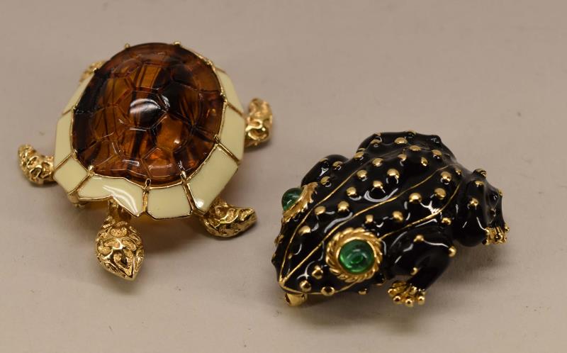 Ciner Turtle And Frog Pin: Featuring Two Pin, Both Marked Ciner In A Turtle And Frog. The Turtle Measures 2" Long And 1.5" Across. The Frog Measures 1.75" Long And 1..25" Across. Both In Very Good Condition.