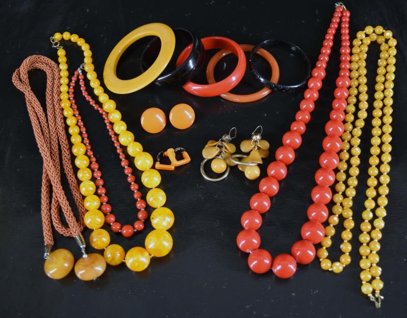 Group Of Vintage Acrylic & Plastic Jewelry (1 of 5)
