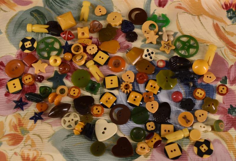 Group Of Small Bakelite & Celluloid Buttons (1 of 7)