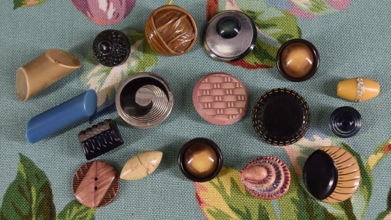 Unusual Shaped Celluloid Buttons: Featuring Seventeen Unusual Shaped And Etched Celluloid Buttons. National Buttons Society Small, Medium And Large, Measuring Between 5/8" To 1 3/8".