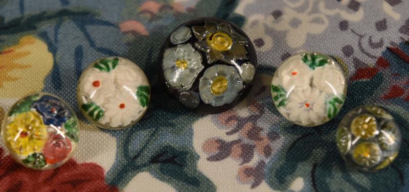 Five Floral 2 Pieces Cemented Back Buttons (1 of 9)