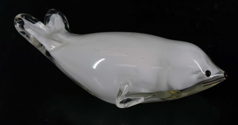 Art Glass White Baby Seal Figure: Featuring A White Baby Seal Art Glass Figure, Measuring 2.25" Tall, 7" Nose To Tail And 3.5" Across, In Good Condition, No Nicks, Chips Or Cracks. No Hallmarks.