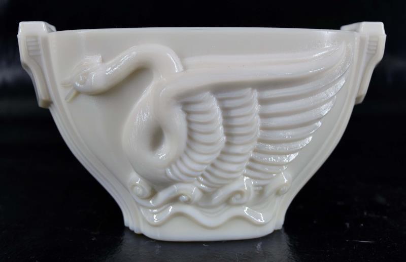 Mac Beth Evans Swan Vase Uranium Glass (1 of 4)