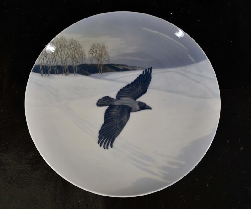 Royal Copenhagen Bird Crow Charger: Featuring A Large Royal Copenhagen Charger Depicting A Flying Crow,. Measuring 11" Across. In Very Good Condition, No Nicks, Chips Or Cracks.