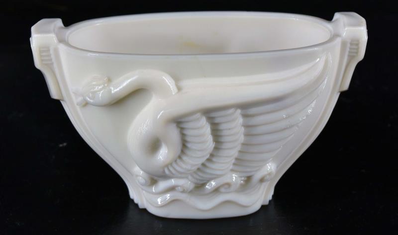 Mac Beth Evans Swan Vase Uranium Glass (1 of 6)