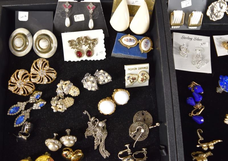 Collection Of Over 50 Pairs Of Costume Earrings: Featuring Bakelite, Czech, Emmons, Richelieu, Kim, Trifari, Givenchy, Star, Sarah Coventry, Etc. Both Clip And Pierced Earrings.