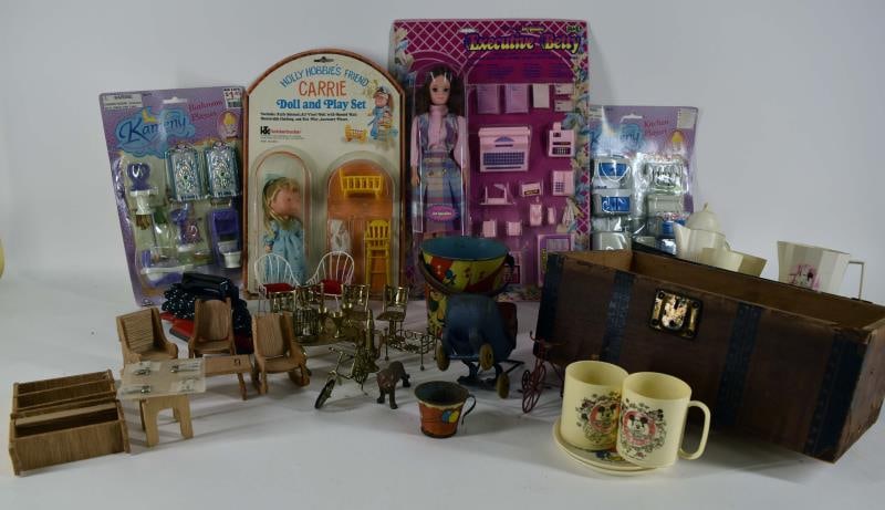 Collection Of  Vintage Doll House Items (1 of 6)