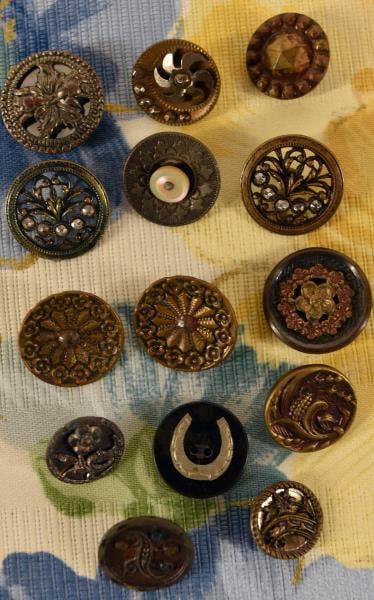 Fourteen Brass & Metal Picture Buttons (1 of 4)