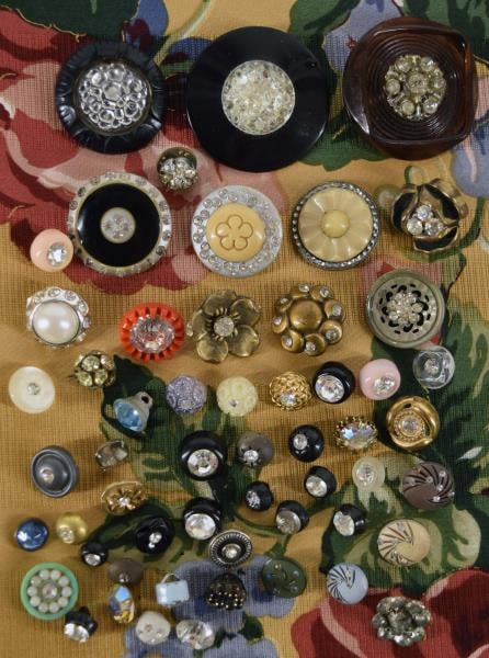 Metal & Metalized Plastics And Celluloid Buttons (1 of 4)