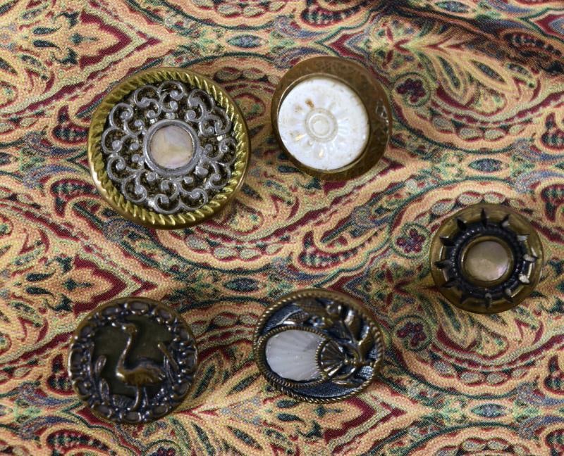 Five Fine Brass Picture & Pattern Buttons (1 of 2)