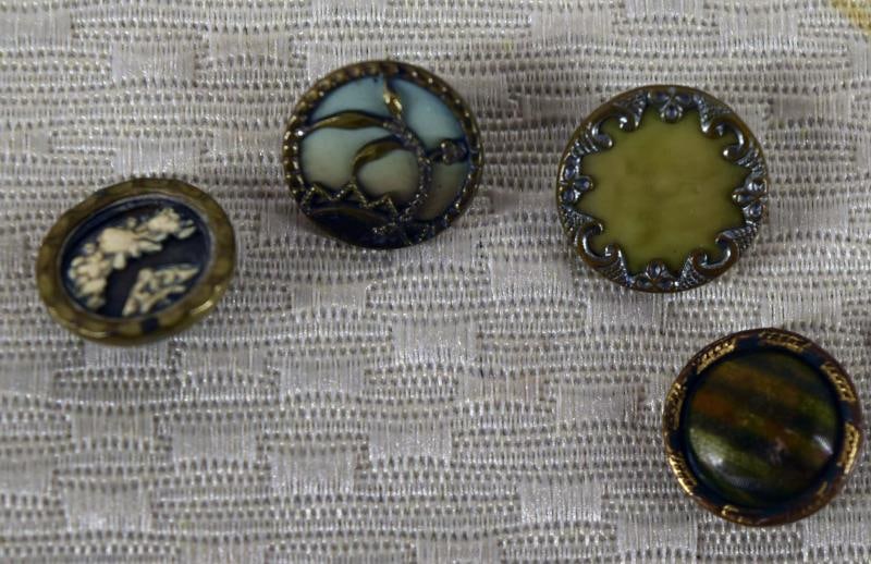 Victorian Ivoroid & Celluloid Buttons (1 of 3)