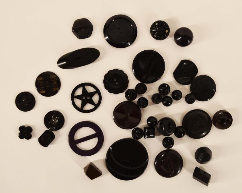 Group Of Black Bakelite & Early Plastic Buttons (1 of 3)