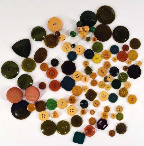 Group Of Bakelite & Early Plastic Buttons (1 of 4)