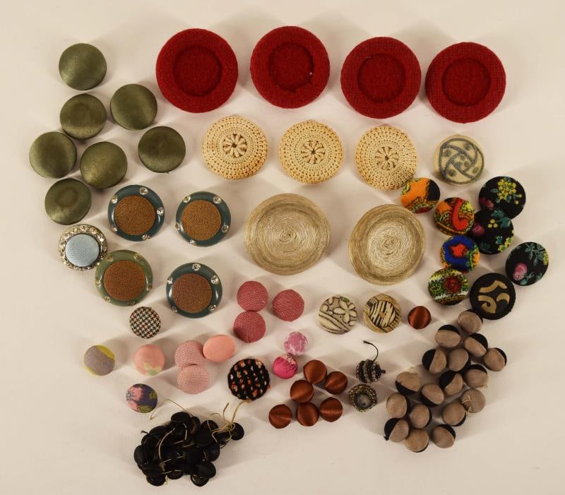 Group Of Vintage Cloth Covered Buttons (1 of 6)