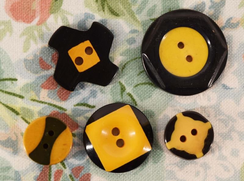 Five Black & Butterscotch Bakelite Cookie Buttons (1 of 2)