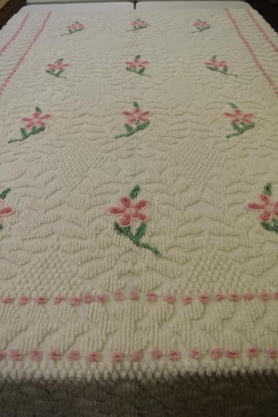 Vintage Full Size Pink & White Chenille Bedspread (1 of 5)