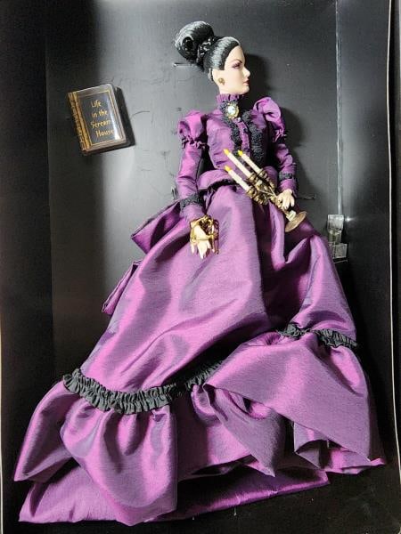2014 Barbie Haunted Beauty Mistress Of The Manor: Featuring The 2014 - Haunted Beauty Mistress Of The Manor - Gold Label Collection - Barbie. In The Original Box With Coa.