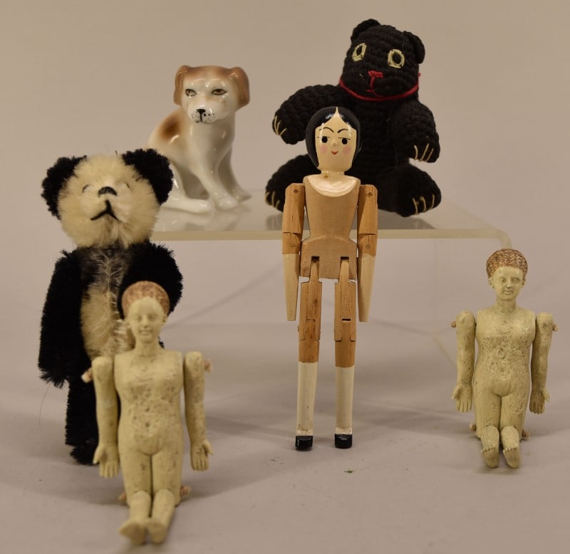 Vintage Wood Carved Dolls Folk Art & Schuco Panda: Featuring Two 3 1/2" Carved Wood Or Bone Miniature Dolls, A Eric Horne Wod Doll. Together With A Small Porcelain Dog, Schuco? Panda Bear And A Black Crocheted Bear. All In Good Condition.