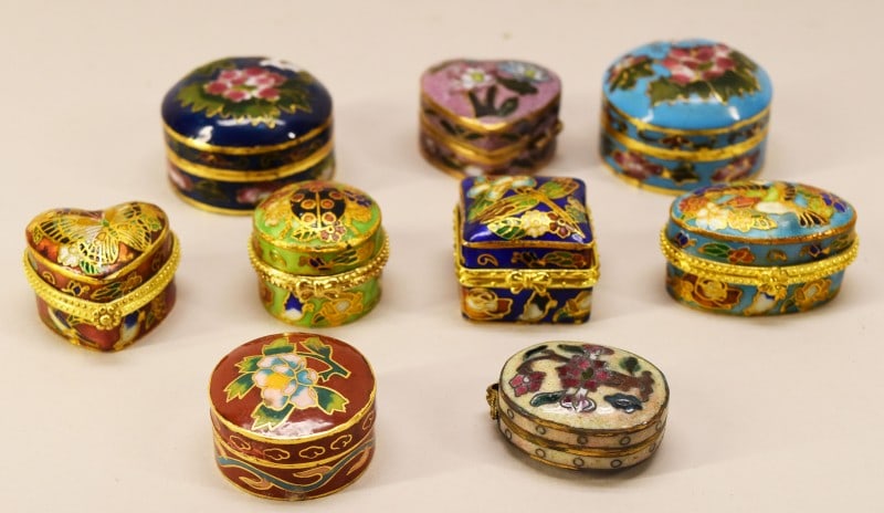 Nine Cloisonne Enamelware Pill Boxes: Featuring In Various Colors And Sizes Of Cloisonne Pill Boxes. Many Depict Birds, Flowers, Butterfly, Dragonfly And Lady Bug. All In Good Condition, No Hallmarks.