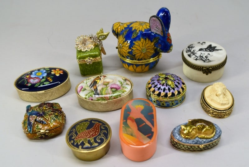 Eleven Contemporary Enamel & Decorative Boxes: Featuring In Various Colors And Sizes Of Pill Boxes Or Trinket Boxes. Several Depict Birds, Flowers, Rabbit, Cameo, Etc. All In Good Condition.