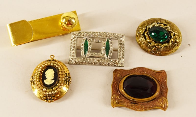 Antique & Contemporary Brooches: Featuring A Rhinestone And Creen Glass Brooch, A Brass And Green Brooch, A Brass And Purple Stone Brooch (pin Missing), Contemporary Gold Brooch And A Cameo Locket Pendant. No Hallmarks.