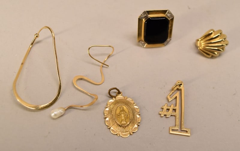 14k Scrap Gold: A Group Of 14k Scrap Gold, Tested And Stamped, 9.25g, With Black Onyx, Diamond Chip & Pearl. Along With A 10k Earring, 2.5g