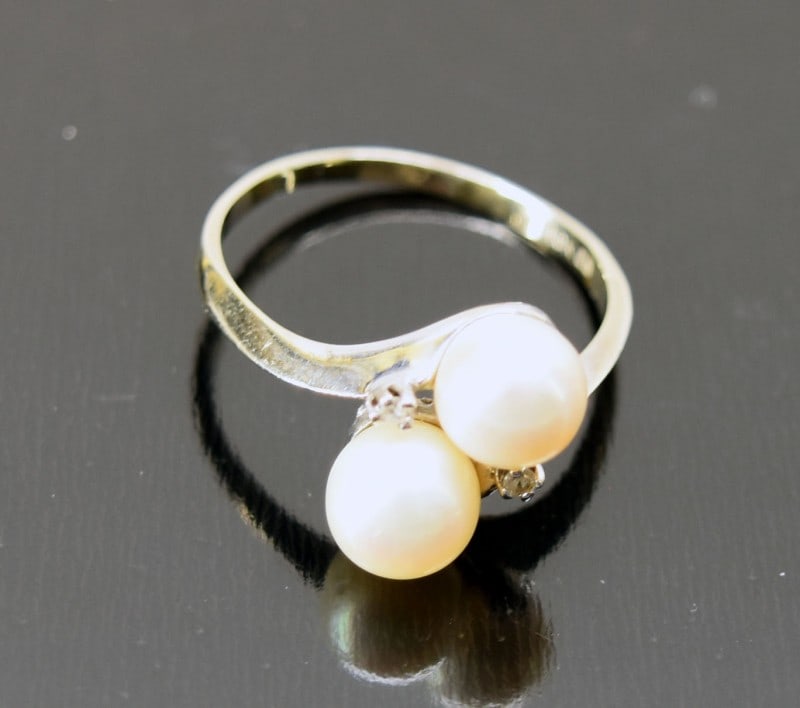 10k White Gold Diamond & Pearl Ring (1 of 3)