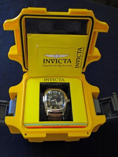 invicta Watch in Original Box: Together with four changeable watch bands