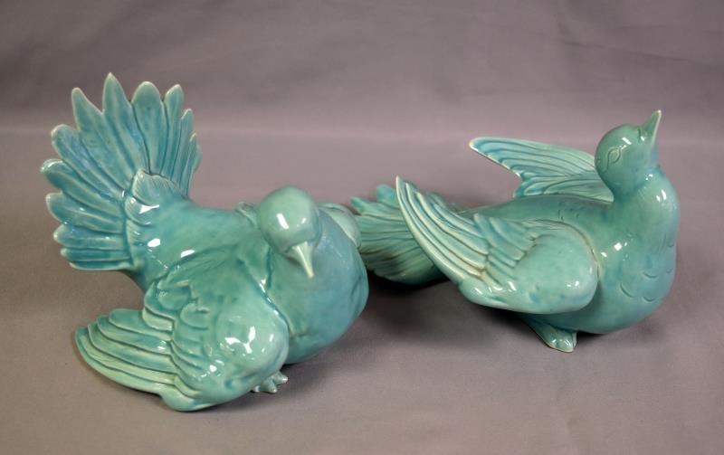 Pair of Kay Finch Figural Doves: Mid-century Kay Finch of California doves in turquoise. Both are in excellent condition, no nicks, chips or cracks.