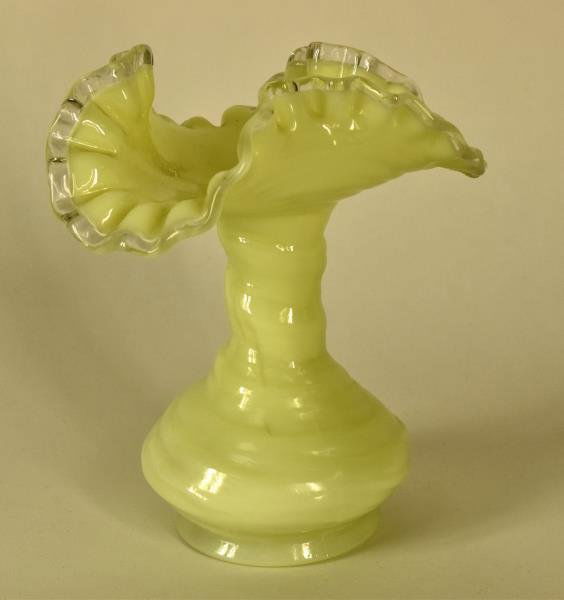 Fenton Swirl Clam Broth Crested Vase A ruffled edge (1 of 2)