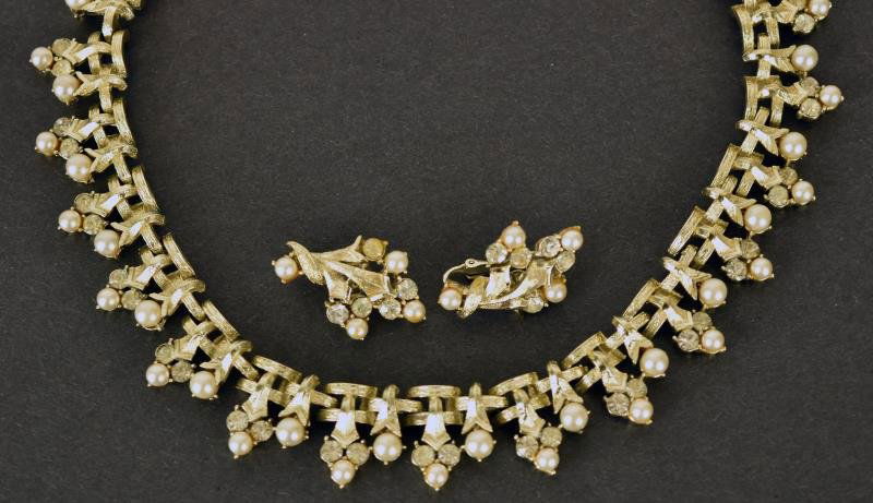 Vintage Coro Demi-Parure Set Consisting of a necklace (1 of 4)