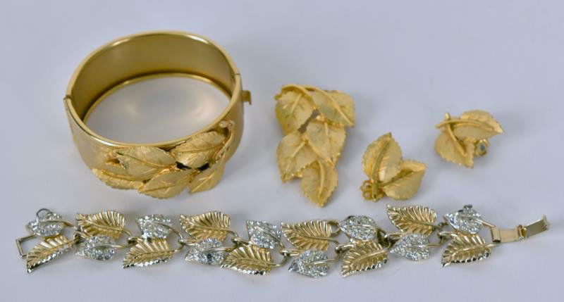 Vintage Goldtone Demi-Parure Set Consisting of a (1 of 2)