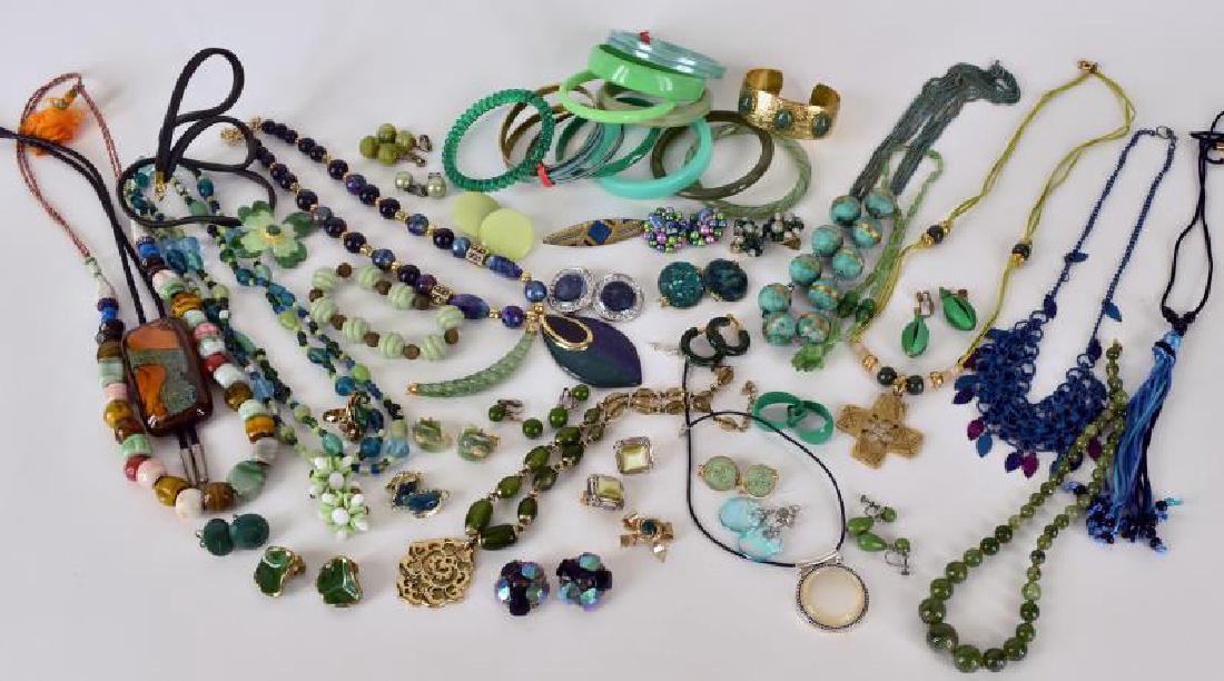 Large Collection Of Green Costume Jewelry (1 of 4)