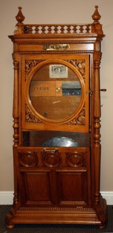 LARGE ANTIQUE REGINA SUBLIMA OAK WOOD MUSIC BOX: Double comb, 20 3/4" disc player. Runs, winds, plays as it should. Sounds and appears great. This is a Model 25 (coin operated) machine. The cabinet is oak and in good condition for it's over 100 year