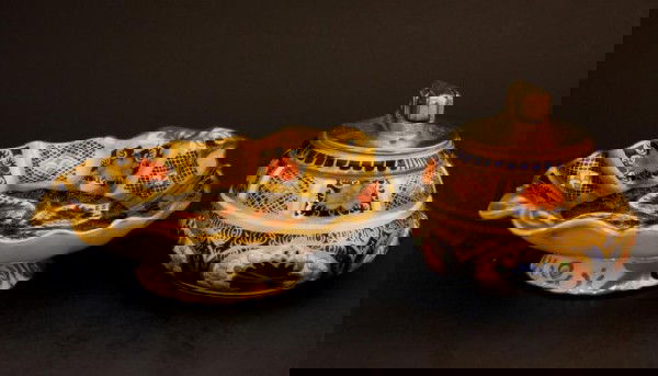 ROYAL CROWN DERBY OLD IMARI LIGHTER & ASHTRAY: Here is a wonderful little set by Royal Crown Derby for the smoking household, or maybe for guests who do. Auction includes table lighter, 2 7/8" height. Ashtray, 1 1/2" height x 6 3/8" length. Approx