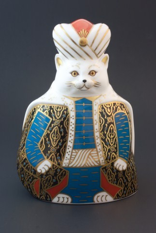 ROYAL CROWN DERBY PERSIAN ROYAL CATS FIGURE: Depicts a fat cat with royal robe and turban. Gold, blue and coral in color. Dated 1986. Measures 6 1/8" height (15.5cm). Great Condition.