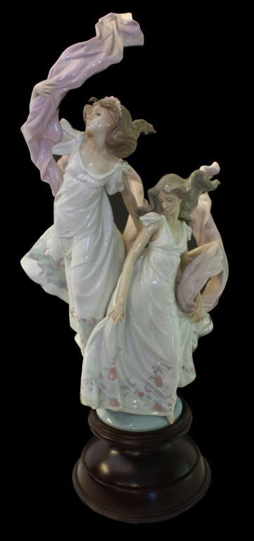 LLADRO SPAIN LARGE "ALLEGORY OF LIBERTY" FIGURE: Beautiful work of art by Lldaro Spain. Base included. Original box included. Sculptor: José Puche, Issued: 1991 Height: 25.50" (64.5cm) Width: 12.00" (30.5cm) Glazed finish. Has a retail value of $2,