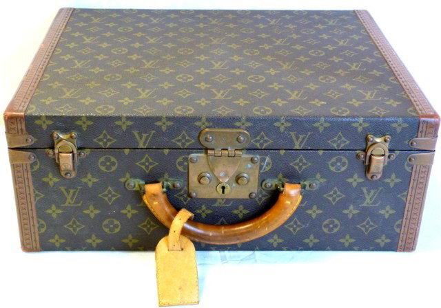 VINTAGE LOUIS VUITTON MONOGRAM TRAVEL CASE: Hardsided monogram canvas luggage travel case. Exterior has classic LV monogram styling. Corners are bound with brown leather with LV monogram design. Has brass hardware. Lock plate is marked "Louis V
