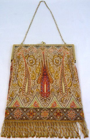 TIFFANY & Co 14K FRAMED VINTAGE BEADED TAPESTRY BAG: Fabulous Tiffany & Company hand made micro bead purse. Has a scrolled pattern with reds, blues, browns, pinks, greens and gold. Has 14k yellow gold frame with hand chased floral decoration and chain l