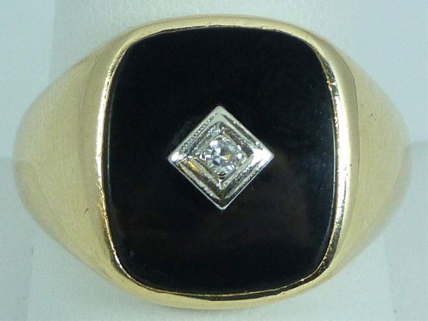 10k YG ONYX & DIAMOND MENS RING: Classic style 10kt yellow gold and flat onyx cushion shaped ring accented by center round single cut diamond (set in 4 low prong square white gold setting). Traditional style. Ring size 10 1/2". High