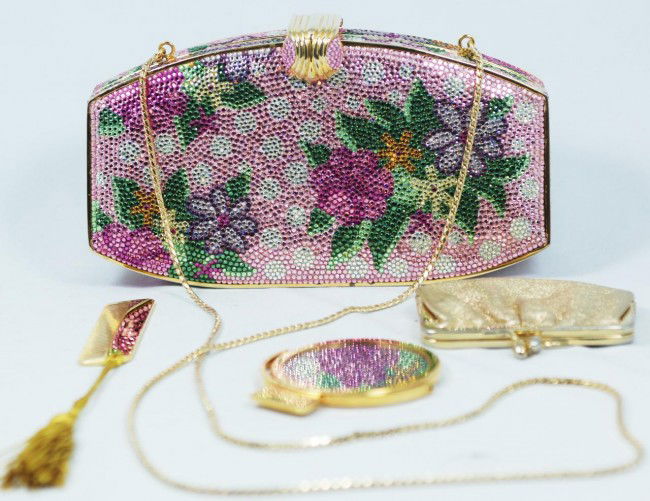 VINTAGE JUDITH LEIBER FLORAL JEWELED PURSE: Fabulous vintage Judith Leiber hard case purse. Has a multicolor jeweled mosaic design. Fold over clasp. Gold hardware. Gold leather interior. Hideaway Cuban link chain strap. Includes coin purse, mir