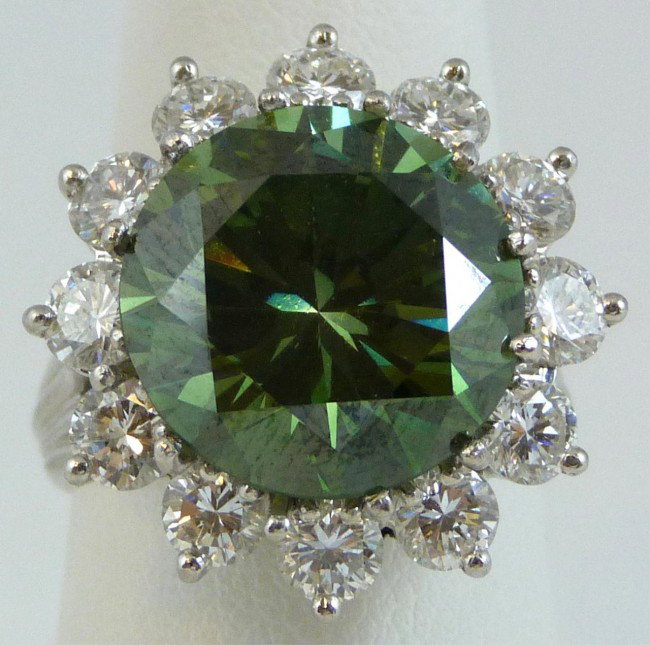 10.34ct GREEN & WHITE DIAMOND PLATINUM RING: Gorgeous green & white diamond platinum ring. Circle of 12 round brilliant cut diamonds, each in 3 prongs, surrounds one major round diamond. Stamped PLT. Multi-strand split shank. Center diamond is 1