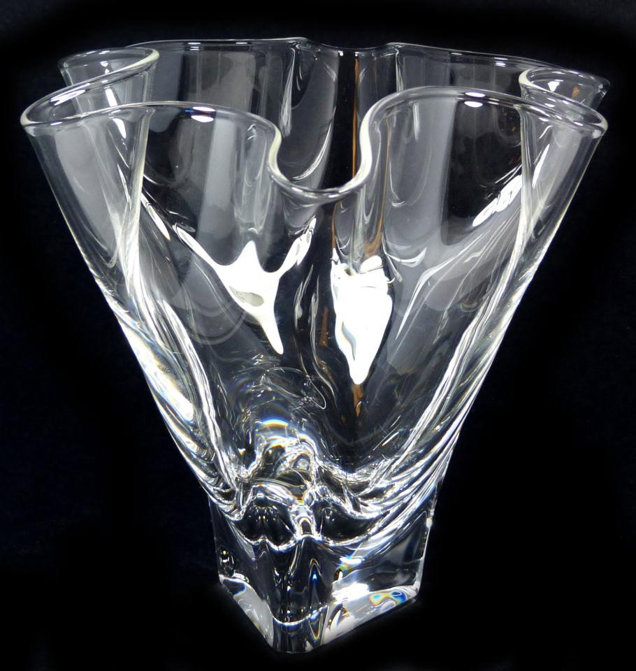 STEUBEN CRYSTAL HANDKERCHIEF VASE: Steuben French crystal handkercheif vase. Has ruffled shape. Signed Steuben to side of base. Measures 5 5/8" height x 6 1/4" diameter (15.2cm x 15.8cm).