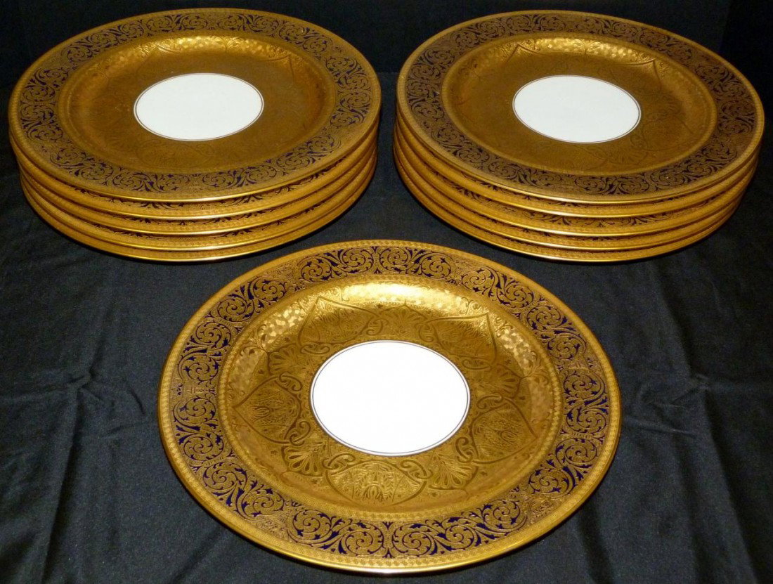 11 HUTSCHENREUTHER GILT & COBALT DINNER PLATES: 11 Hutschenreuther Bavarian porcelain dinner plates. Plates have an intricate gilded design with some cobalt highlights. Green Hutschenreuther mark to bottom. Measures 11 7/8" diameter (30.1cm). Guara