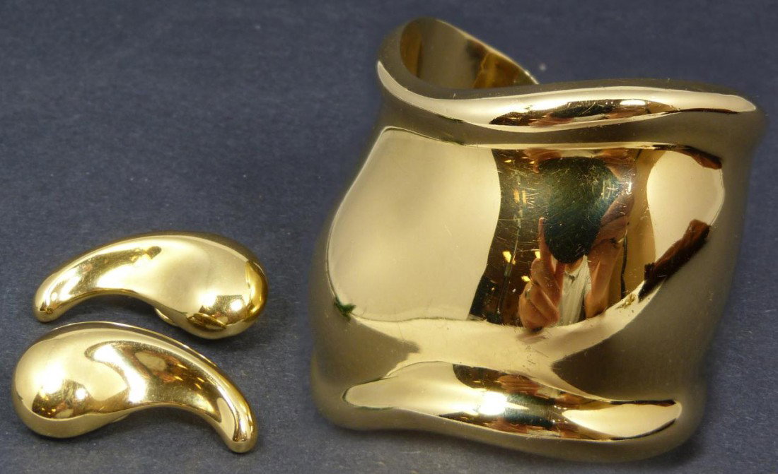 18K YG PERETTI TIFFANY & Co BANGLE EARRINGS SUITE: Stunning 18k yellow gold Elsa Peretti Bangle and earrings suite. Made for Tiffany & Company. Inside of bangle marked "Peretti Tiffany & Co. / Italy 1978 / 750". Earrings marked "Tiffany & Co. / Perett