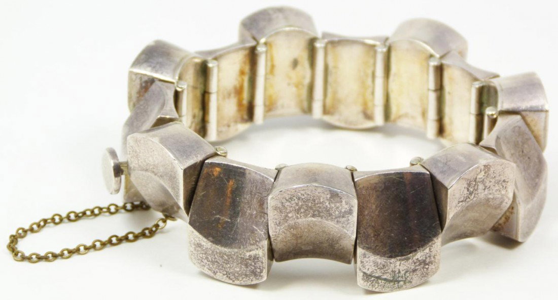 TAXCO MEXICAN STERLING SILVER BRACELET: Stunning Sterling Silver Taxco bracelet with fingernail design juxtaposed in opposite positions. Each link is connected by hinge. Has safety chain. Marked Taxco and marked 925. Bracelet approximately 