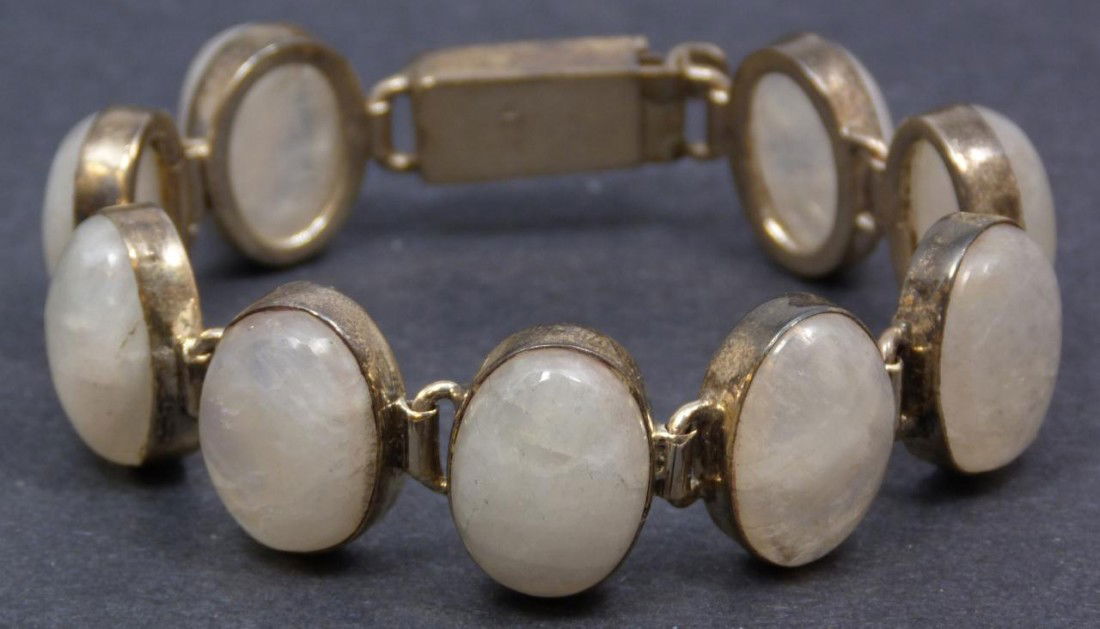 MOONSTONE & STERLING SILVER BRACELET: Stunning moonstone and sterling bracelet. Has 9 oval cabochon cut moonstones approximately 19mm x 13mm. Measures 7" length (17.7cm).